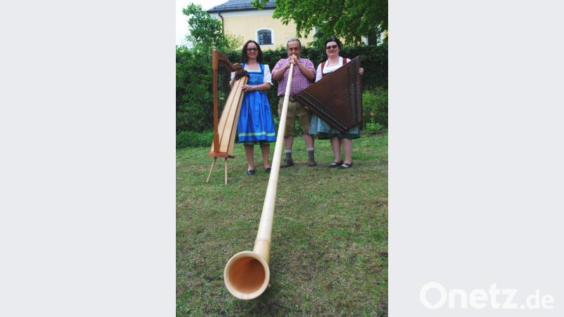 Martin Zellner spielt normalerweise Akkordeon, seit kurzer Zeit aber auch Alphorn. Bild: tss