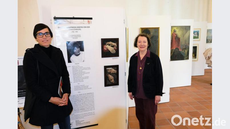 Gemeinsam stellen Christiane von Sobbe (rechts), eine Großcousine der Künstlerin, und Nicole Richwald (links) von der Baensch-Galerie Bayreuth die Arbeiten von Christa von der Schulenburg vor. Bild: do