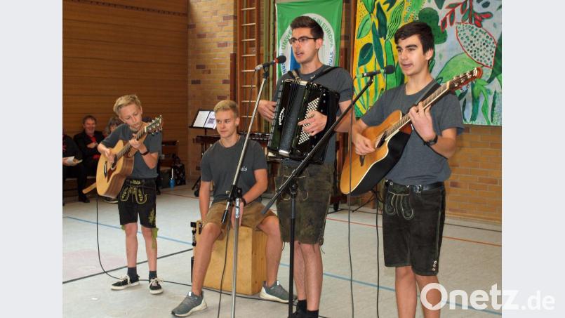 Dass es im Bett so richtig kuschlig ist unterstrichen die Übler-Buam mit dem Schlechte-Laune-Song vom „Morgenmuffel“. Bild: sön