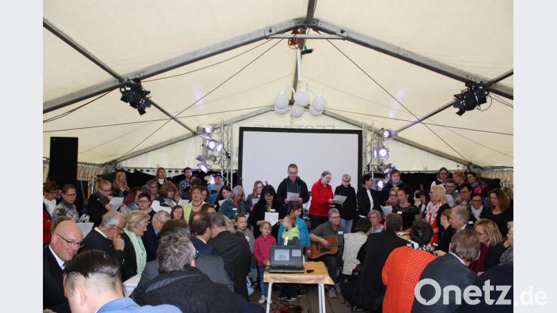 Das Lebenshilfe-Lied, vorgetragen von Schule und Tagesstätte, bildete eine gelungene Einleitung für den Festakt. Der ständige Regen am Samstag konnte die Besucher nicht aufhalten. Viele kamen, um das 50-jährige Bestehen der Lebenshilfe zu feiern. Bild: tar
