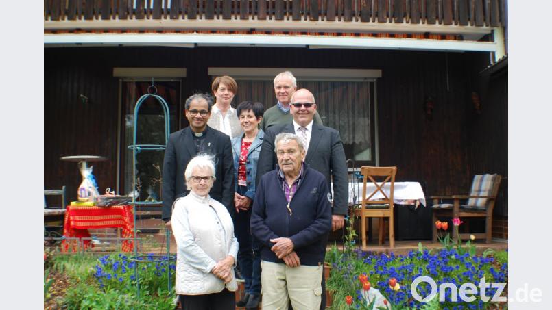 85. Geburtstag feierte Friedrich Bayer (vorn mit Ehefrau Margarete). Es gratulierten Bürgermeister Klaus Meyer, Edeltraud Köstler und Pfarrer George Parankimalil (zweite Reihe von rechts) sowie Sohn Thomas mit Ehefrau Sonja (obere Reihe). Bild: enz