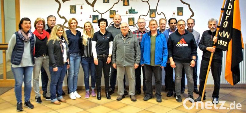 Der neue Vorstand der Kolpingsfamilie wird vom Team Simon Rosner (Achter von links), Gaby Reiml (Siebte von links) und Helga Reimer (links) geleitet. Bild: agr