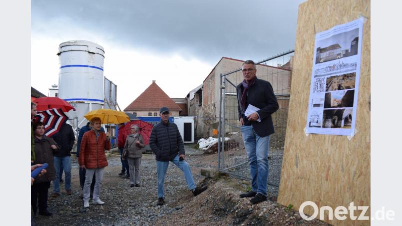 Bei einem Rundgang durch Tirschenreuth zeigte Bürgermeister Franz Stahl am Tag der Städtebauförderung fünft wichtige Baustellen in der Kreisstadt auf. Bild: szl