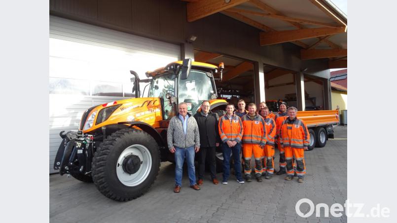 Der Bauhof freut sich über das neue Fahrzeug, das Bürgermeister Josef Deichl und Dritter Bürgermeister Eduard Delling (von links) präsentierten. Bild: ral