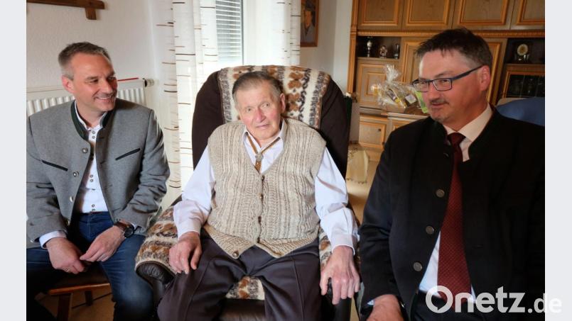 Alois Bierler aus Brensdorf beging seinen 90. Geburtstag. Bürgermeister Hans Prechtl (rechts) und Stellvertreter Thomas Rohrwild (links) überbrachten zum Jubelfest die Glückwünsche der Gemeinde Stulln. Sie bedankten sich auch für die 36-jährige Zugehörigkeit zum CSU-Ortsverband. Bild: ohr