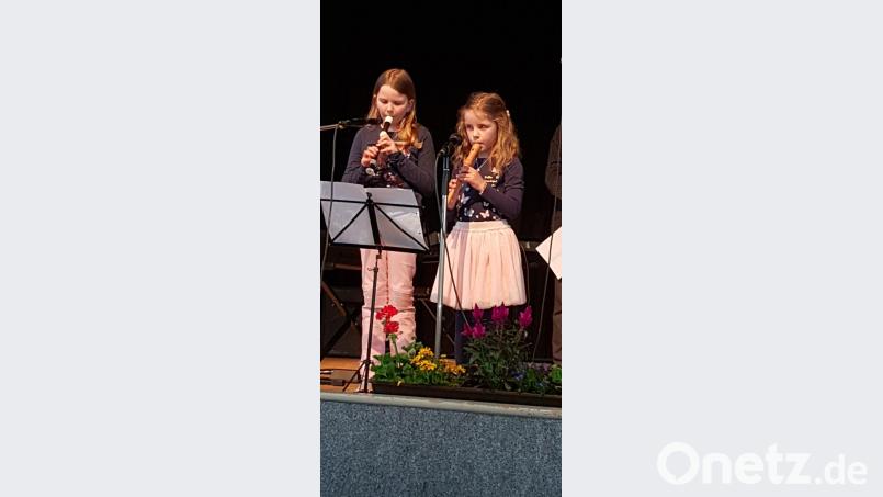 Magdalena Eckert und Christina Klug begrüßen das Publikum beim Muttertagskonzert der Anton-Bruckner-Musikschule auf der Blockflöte und überraschen dabei mit einem gesungenen Muttertagsgruß. Bild: uks