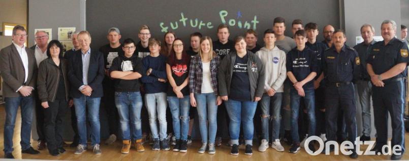 Zahlreiche Ehrengäste nahmen an der Verabschiedung der Schüler- und Buslotsen teil und dankten ihnen für ihren ehrenamtlichen Dienst. Bild: weu