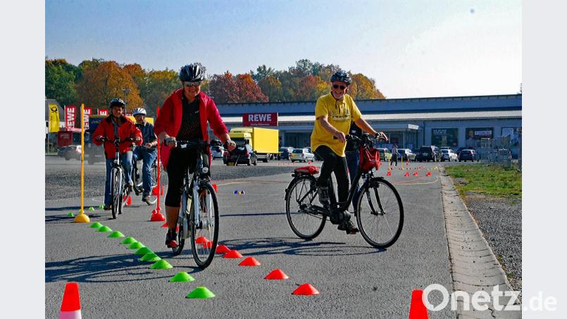 Auch wenn der Radler beim aktuellen Unfall nicht schuld war, die Unfälle mit Elektrofahrrädern steigen. Die Polizei empfiehlt zur Prävention ein Sicherheitstraining, wie hier am Sulzbach-Rosenberger Dultplatz. Bild: Andreas Royer