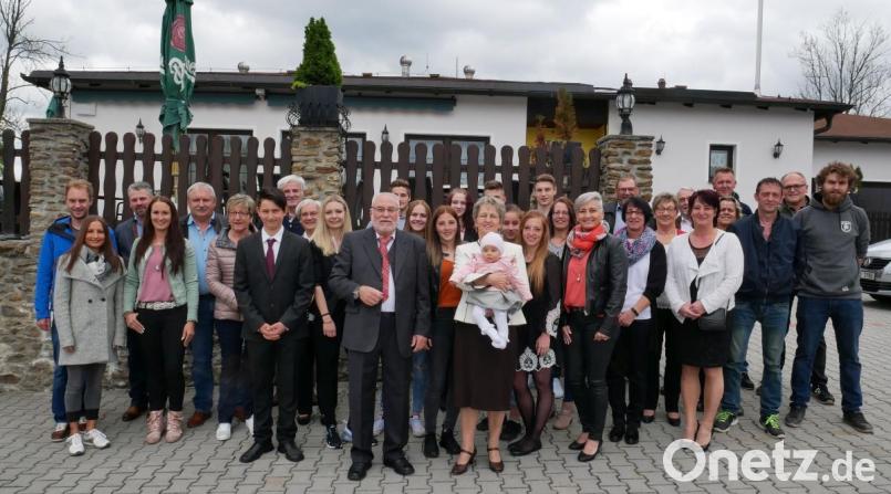 Das Goldene Hochzeitsjubiläum feierten mit ihrer Großfamilie Inge und Josef Freisleben. Besonders stolz sind beide auf ihre sieben Monate junge Urenkelin Fiona. Bild: gz