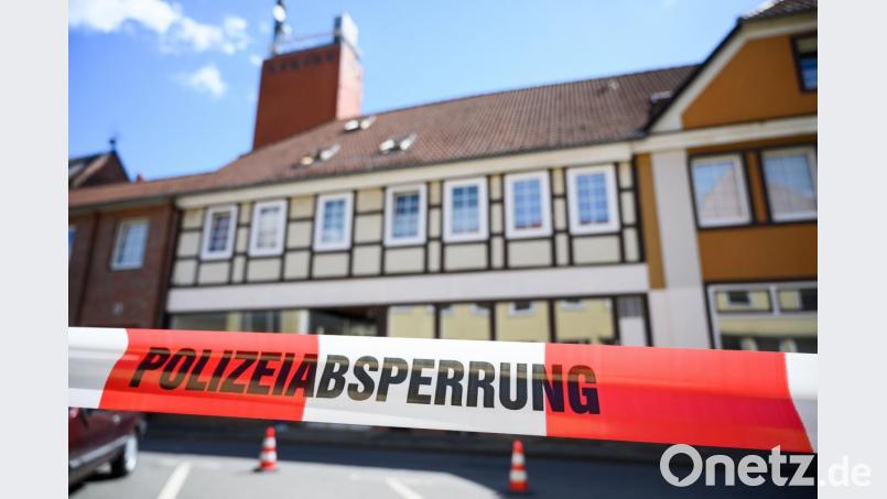 Ein Absperrband der Polizei vor einem Haus in Wittingen. Hier wurden zwei der Leichen gefunden. Bild: Christophe Gateau