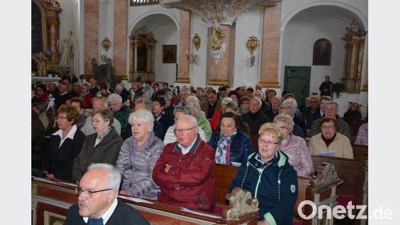 Vollbesetzt präsentierte sich am Sonntagnachmittag zum Volksmusikalischen Mariensingen die Kapplkirche. Bild: jr