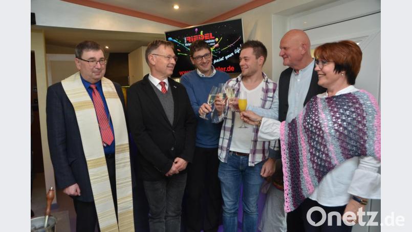 Stadtpfarrer Pater Hans Ring und der evangelische Stadtpfarrer Dieter Schinke (von links) segnen das Haus. Bärbel, Erwin und Dominik Riedel stoßen mit dem stellvertretenden Bürgermeister Uli Münchmeier aus Vohenstrauß (von rechts) auf den Erfolg an. Bild: dob