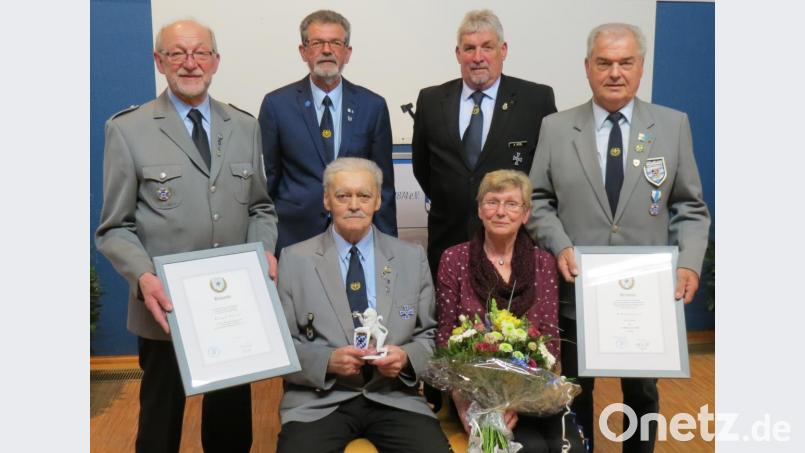 Richard Österer (vorne sitzend) wurde in Anerkennung seiner Verdienste zum BSB-Ehrenkreisvorsitzenden ernannt und mit dem Großkreuz des Soldatenbundes ausgezeichnet. Für Gattin Christa gab es Blumen. Glückwünsche kamen (stehend von rechts) vom Kreiskassier Josef Graf, dem stellvertretenden Bezirksvorsitzenden Alfons Betzel, vom Kreisvorsitzenden Peter Schottenhaml und von Schriftführer Georg Köppl. Bild: kö