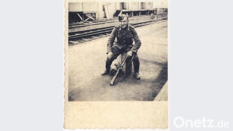 An die Lokalbahnzeit erinnern nicht nur positive Erlebnisse. Bedrückend das Bild von Christl Fruth, der auf den Zug wartet, der ihn zur Front bringen wird. Bild: Familie Fruth, Archiv Josef Schmaußer