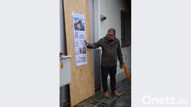 Bei einem Rundgang durch Tirschenreuth zeigte Bürgermeister Franz Stahl am Tag der Städtebauförderung fünft wichtige Baustellen in der Kreisstadt auf. Erste Station war das Ruffing-Areal, auf dem das &quot;Rathaus II&quot; entstehen soll. Falk Leopold vom Architekturbüro &quot;Bürckner&amp;Brückner&quot; erläuterte das Vorhaben. Bild: szl