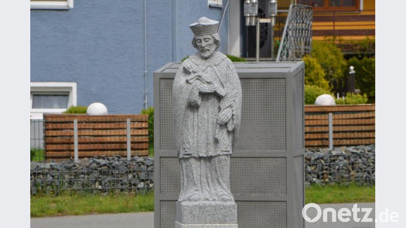 Bürgermeister Andreas Wutzlhofer hielt sein Versprechen und ließ den Kaimlingern einen Brückenheiligen fertigen. Bild: dob