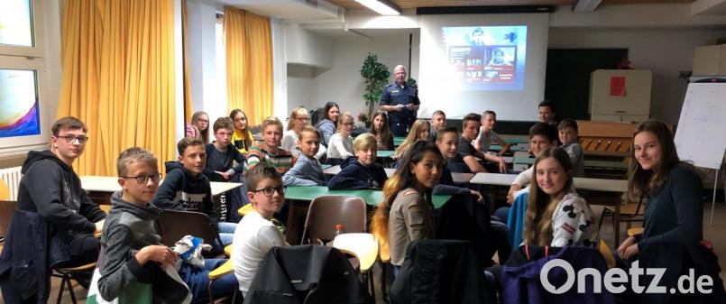 Die Gymnasiasten erfahren in bei einem Vortrag, welche Arten von Gewalt es gibt und was sie dagegen tun können. Bild: exb