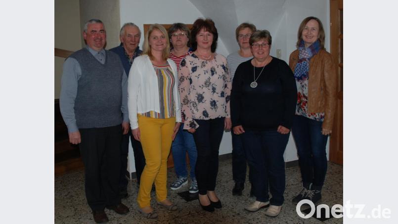 Vorsitzende Renate Illing (Mitte) führt den KPV Pullenried-Wildeppenried mit ihrem bewährten Team und Stadtpfarrer Alfons Kaufmann (links) als Stellvertreter auch die nächsten vier Jahre. Die Leiterin der Caritas-Sozialstation, Christiane Böhm (Dritte von links), referierte über neue gesetzliche Vorgaben bei der Pflege. Bild: Portner