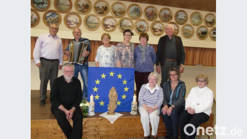 Sie gestalteten die Maiandacht in Preißach: Pfarrer Edmund Prechtl (vorne, von links), Marianne Stabla, Bürgermeisterin Carmen Pepiuk, Hildegard Petzak sowie Dieter Klein (hinten, von links), Ernst Bitterer, Gerta Baumann, Rita Hey, Eva Eichermüller und Hans Hofmann. Bild: miu