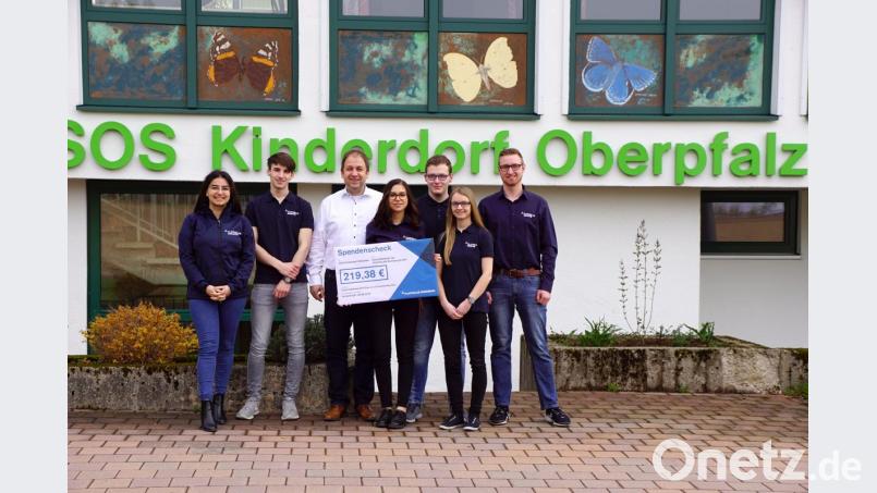 Holger Hassel (Dritter von links) freut sich über die Spende, die Ebru Kupur (von links), Felix Krös, Holger Hassel, Anna Scharnagl, Thomas Sellner, Julia Kick und Max Forster an das SOS-Kinderdorf überreichen. Bild: bkr