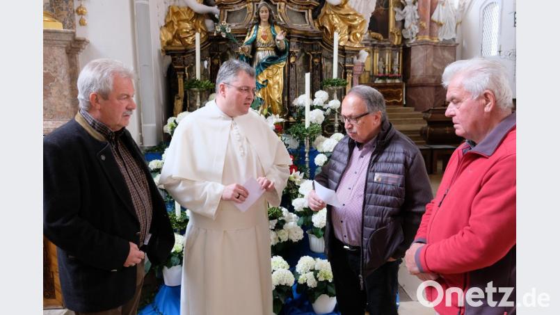 Josef Kämpf (rechts) und Werner Kosmale (links) überreichen als Vertreter der Ensembles an Pater Adrian Kugler (Zweiter von links) und Andreas Steinl vor dem Marienaltar der Klosterkirche eine Spende. Bild: do