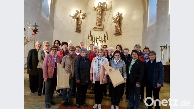 Die Veeh-Harfen-Gruppe gestaltet mit den Sängerinnen des Frauenbunds, jeweils unter der Leiterin von Petra Zielbauer (rechts), den Fest- und Dankgottesdienst. Bild: gi