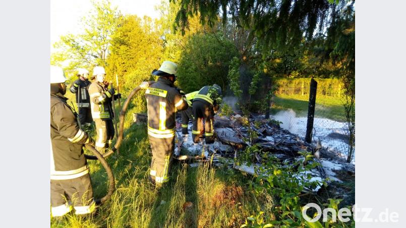Nur wenig deutet noch darauf hin, was an dieser Stelle vor dem Brand gestanden hat: ein Wohnwagen. Bild: ui