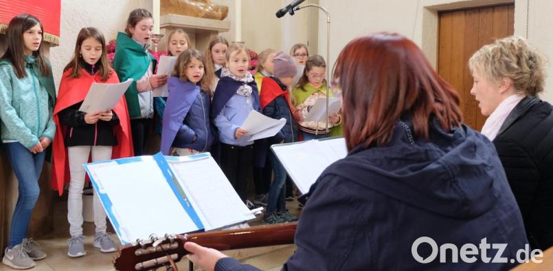 Die Gesangsgruppe "Herzenstöne" brachte viel Symbolik in den Muttertagsgottesdienst. Die Mädchen warben dabei um Toleranz und Verständnis. Bild: ohr
