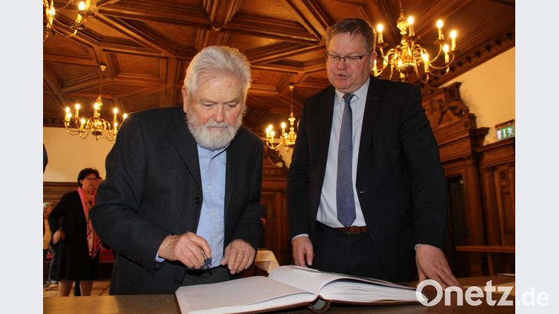 Wolfgang Babl beim Eintrag in das Goldene Buch der Stadt Amberg. Bild: ads