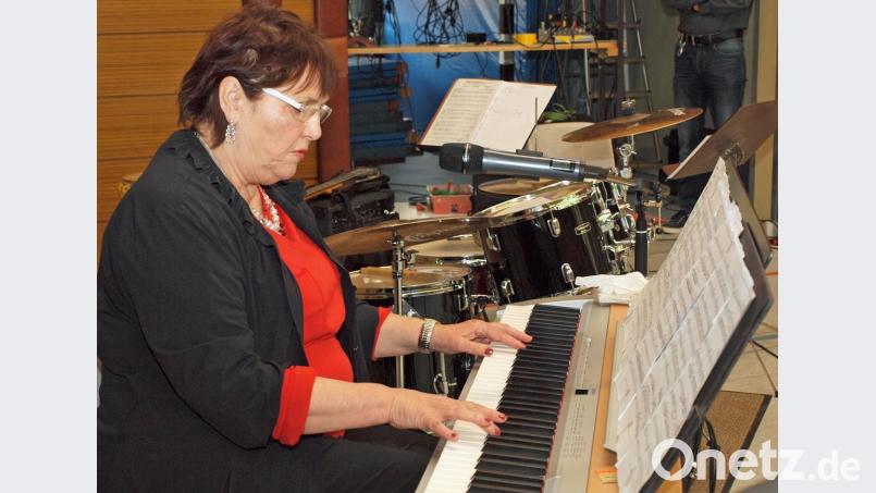 Angie Oeckl grüßte alle Mütter und auch Omas mit der „Ballade pour Adeline“ von Paul de Senneville. Bild: sön