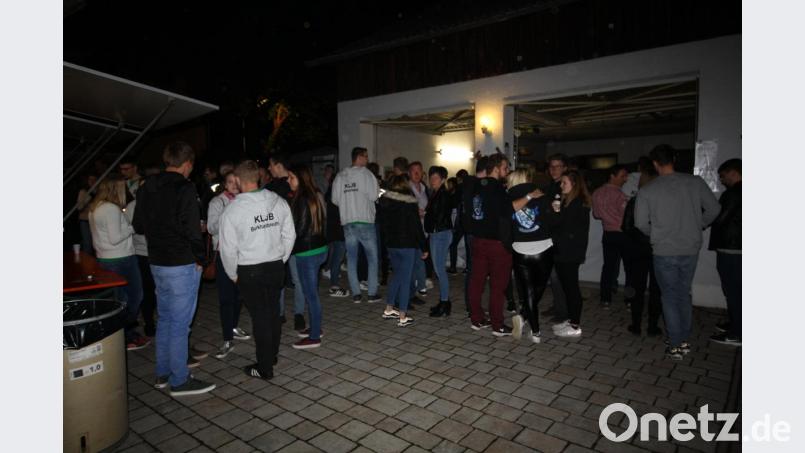 Schon eine Stunde nach &quot;Ablegen&quot; des &quot;Tanzrausch-Partyschiffs&quot; geht es in und vor &quot;Heiners Halle&quot; quirlig zu. Nach 23 Uhr muss die Burkhardsreuther Landjugend zeitweilig sogar die &quot;Schotten dicht&quot; machen, als in der Festhalle nur noch die sprichwörtliche Stecknadel Platz gefunden hätte. Bild: bjp