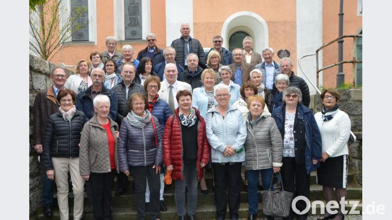 Maria Weiß und Rosmarie Eimer (vorne, von rechts) organisierten das Treffen der ehemaligen Realschüler, die vor 50 Jahren ihre Abschlussprüfung geschrieben haben. Bild: dob