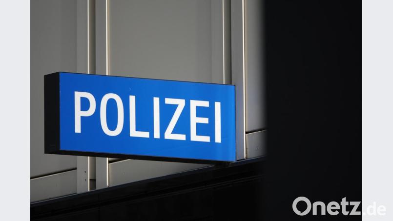 Das Schild eines Polizeireviers. Symbolbild: Simon Sachseder