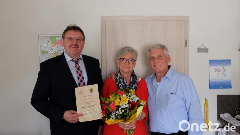 Bürgermeister Hans-Martin Schertl überbrachte dem Ehepaar Hermine und Reinhard Kellner die Glückwünsche der Stadt Vilseck. Bild: Stefanie Gradl