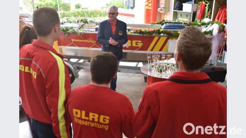 Für einen möglichen Katastrophenfall im Raum Amberg ist das neue Boot der Deutschen Lebensrettungsgesellschaft vielseitig einsetzbar. Zur Feier nach der Taufe stieß auch das Team „Die schnellen Flossen“ dazu, das zuvor beim Landkreislauf im Einsatz war. Bild: brü