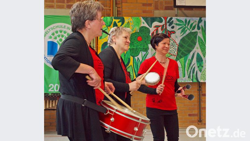 Mit dem Samba Batucada entführte Gruppe Cababana unter Agnes Kramer (links) die Zuhörer nach Brasilien. Bild: sön
