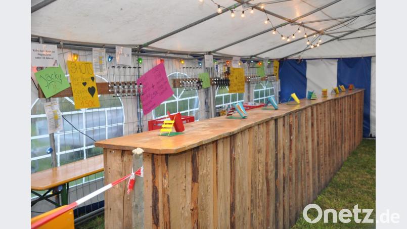 Eine lange Bar wartet auf die Festgäste. Bild: ak