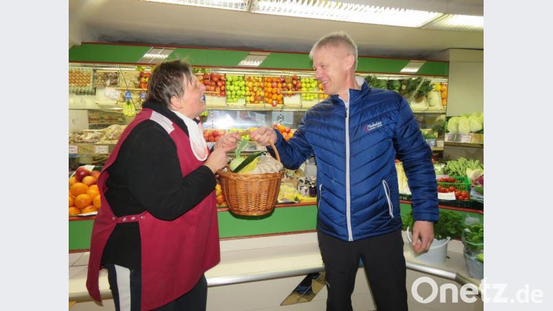 Doris Rögner vom Obst- und Gemüsehandel "Kern" freut sich, wenn Kunden wie Gerhard Zeus zum Einkauf den Korb mitbringen. Bild: ubb