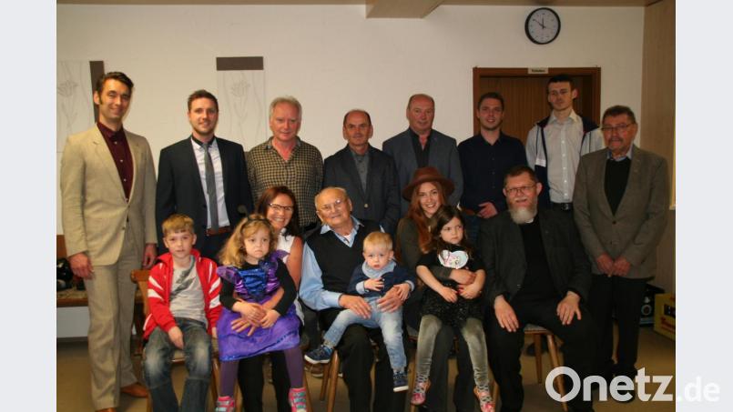 Im Kreis seiner Familie - dazu zählen vier Kinder, acht Enkel und sechs Urenkel - und mit zahlreichen Gästen feierte Hans Fachtan seinen 90. Geburtstag. Mit im Bild Pfarrer Robert Ploß (rechts vorne) und Zweiter Bürgermeister Karl Busch (ganz rechts). Bild: fpoz