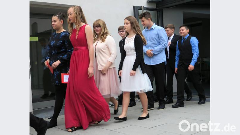 Die Konfirmanden auf dem Weg zur Kirche: Die Jugendlichen bekräftigten während des Gottesdienstes ihren Glauben. Bild: Hirsch