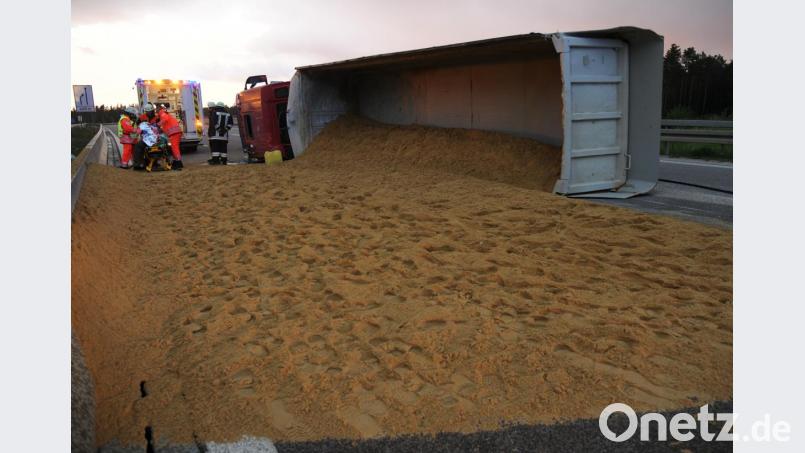 Ein Lkw ist am Dienstagabend beim Einfahren auf die B85 bei Schafhof umgekippt. Dabei verlor er seine Ladung von 30 Tonnen Sand. Bild: gfr