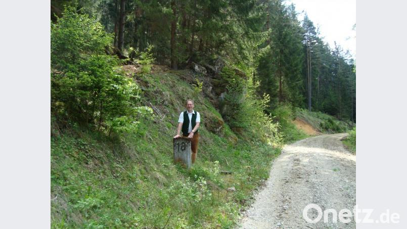 Der Kilometer-Stein 18 erinnert noch an die schöne Lokalbahnzeit. Archivbild: schß