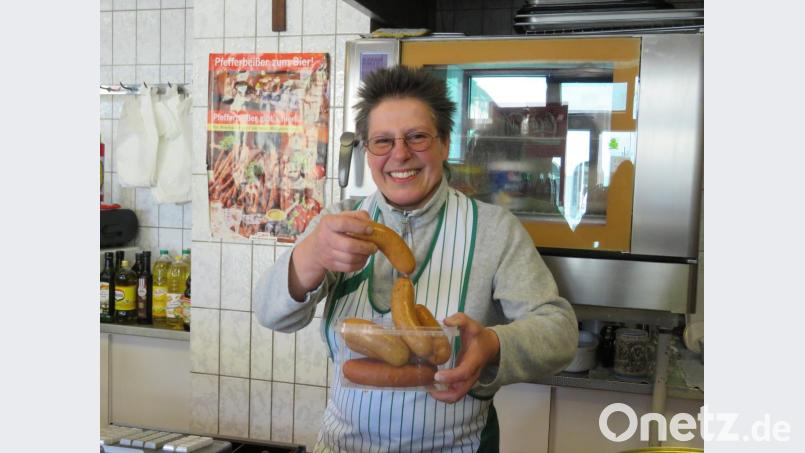 Margret Schels von der Metzgerei Schels packt die Wurst auf Wunsch in Dosen. Bild: ubb