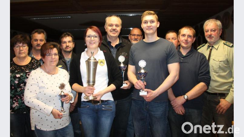 Melanie Blaschke (Fünfte von links) präsentiert den neuen Wanderpokal, den sich der VPC Thanstein holte. Für den Ausrichter gratulierte Schützenmeister Ludwig Dirscherl (rechts) den weiteren Preisträgern und Pokalgewinnern, auf dem Bild zusammen mit weiteren Vereinsvertretern. Bild: dl