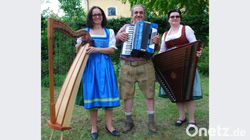 Das Ehepaar Andrea Zellner-Vitzthum und Martin Zellner (von rechts) aus Lennesrieth sowie die Weidenerin Christine Eller spielen als &quot;Hackbrett Furiosa&quot; bayerische und internationale Volksmusik. Bild: tss
