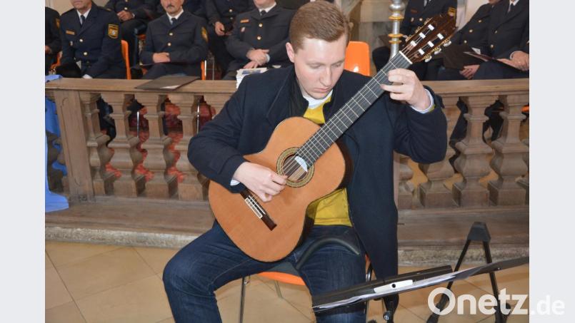 Peter Ermer an seiner Gitarre. Bild: jr
