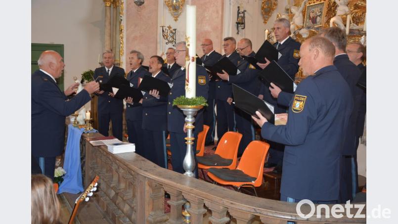 Der Weidener Polizeichor unter der Leitung von Hans Liedl. Bild: jr