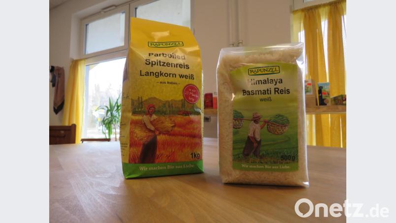 Was das Team im Bioladen vonseiten des Großhandels sehr begrüßt: Viele Biowarenhersteller haben etliche Plastikverpackung jüngst durch Papier ersetzt. Bild: ubb