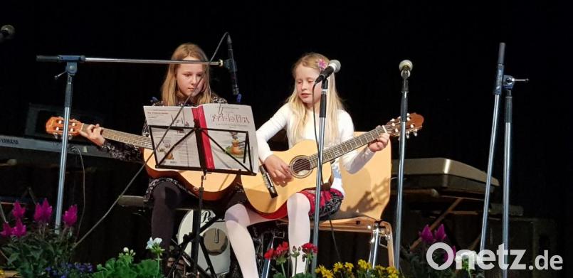 Beim Duett mit der Gitarre begeistern Edda Schmidt und Emilia Pirk das Publikum. Bild: uks