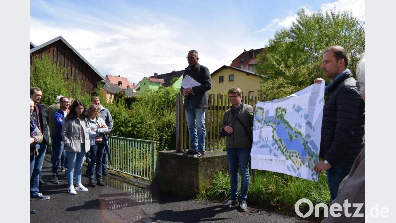 Bei einem Rundgang durch Tirschenreuth zeigte Bürgermeister Franz Stahl am Tag der Städtebauförderung fünft wichtige Baustellen in der Kreisstadt auf. Bürgermeister Franz Stahl erklärte auf der Mühlbühl-Brücke das Projekt &quot;Zukunft Stadtgrün&quot;. Bild: szl